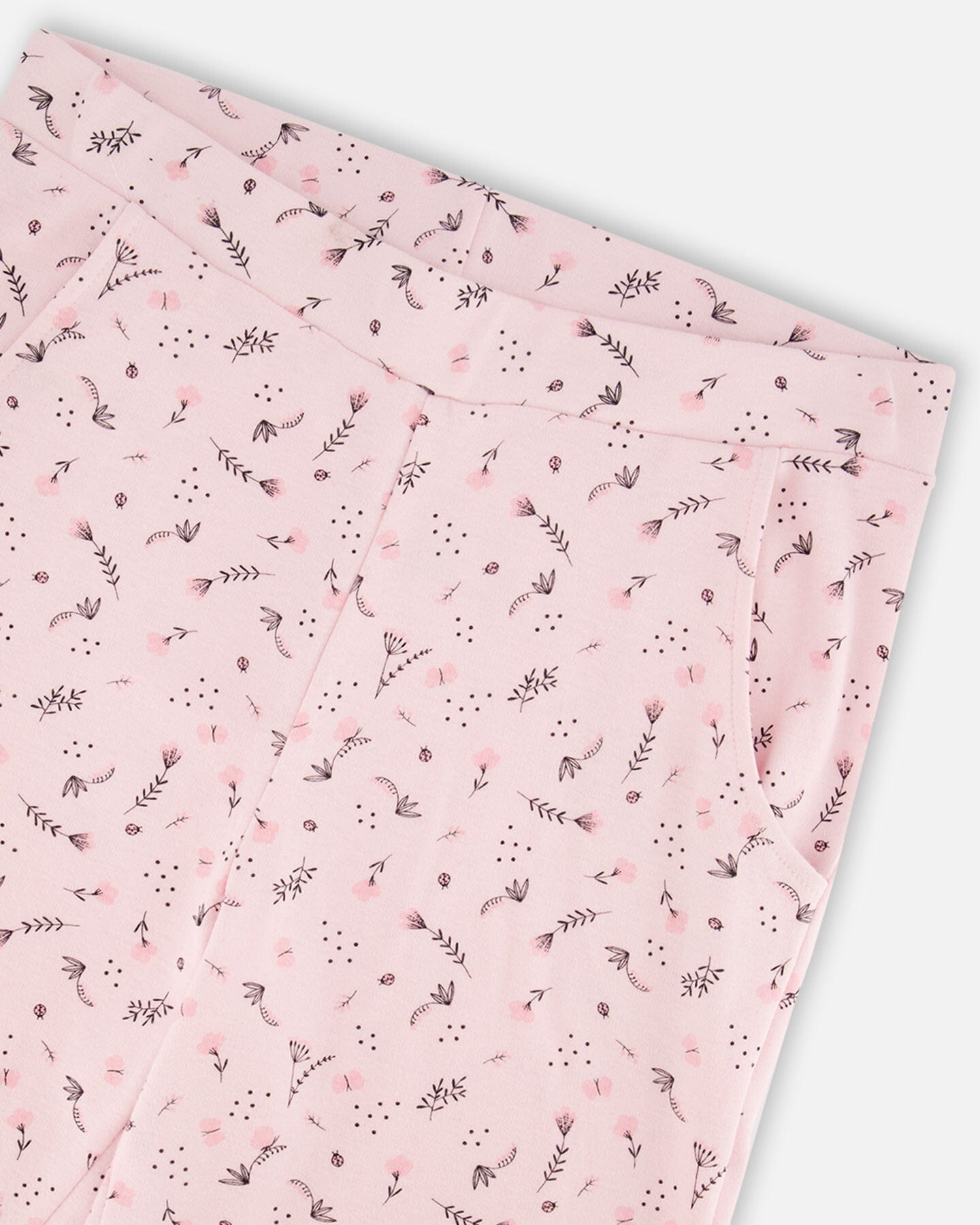 Women'S Printed Organic Cotton Two-Piece Pajama Set Small Pink Flowers On Pale Pink Background-4